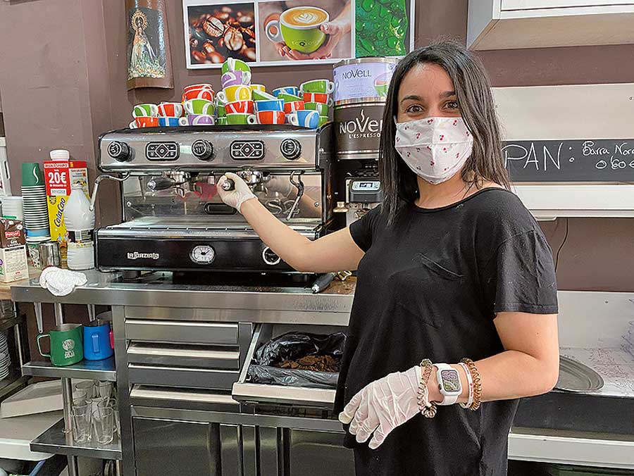 Sandra Bonilla, responsable de la cafetería-panadería Origen, situada junto al Ayuntamiento de Boadilla del Monte.