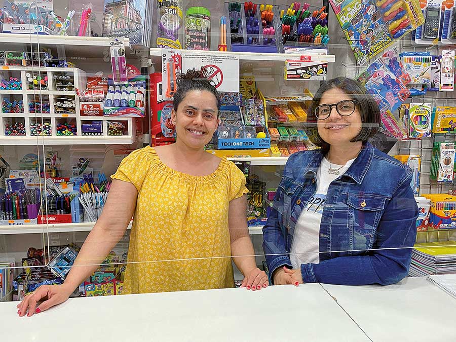 Soledad y Matilde Espada, responsables de la librería-papelería del Zoco de Boadilla del Monte