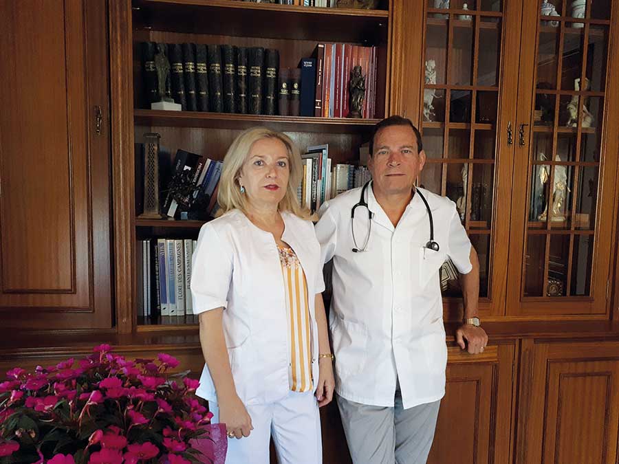 Toñi Martínez y Abelardo Roldán, equipo del centro médico Royma Salud, entre cuyas especialidades están la Medicina general, dietética y nutrición, psicoterapia, medicina naturista... 