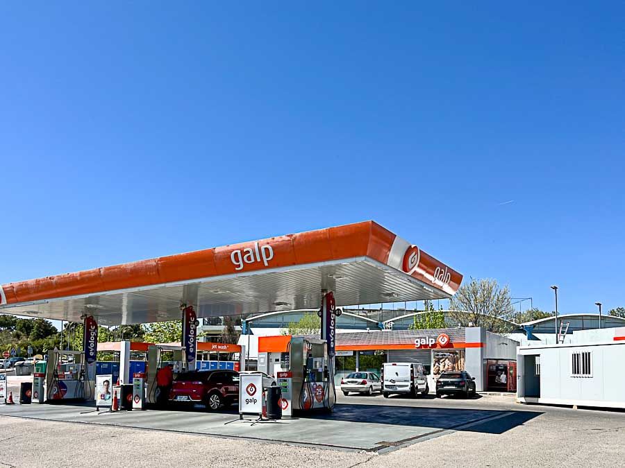 Galp cierra hasta junio por reforma la cafetería y tienda de su gasolinera en la calle Ventura Rodríguez, en Boadilla del Monte