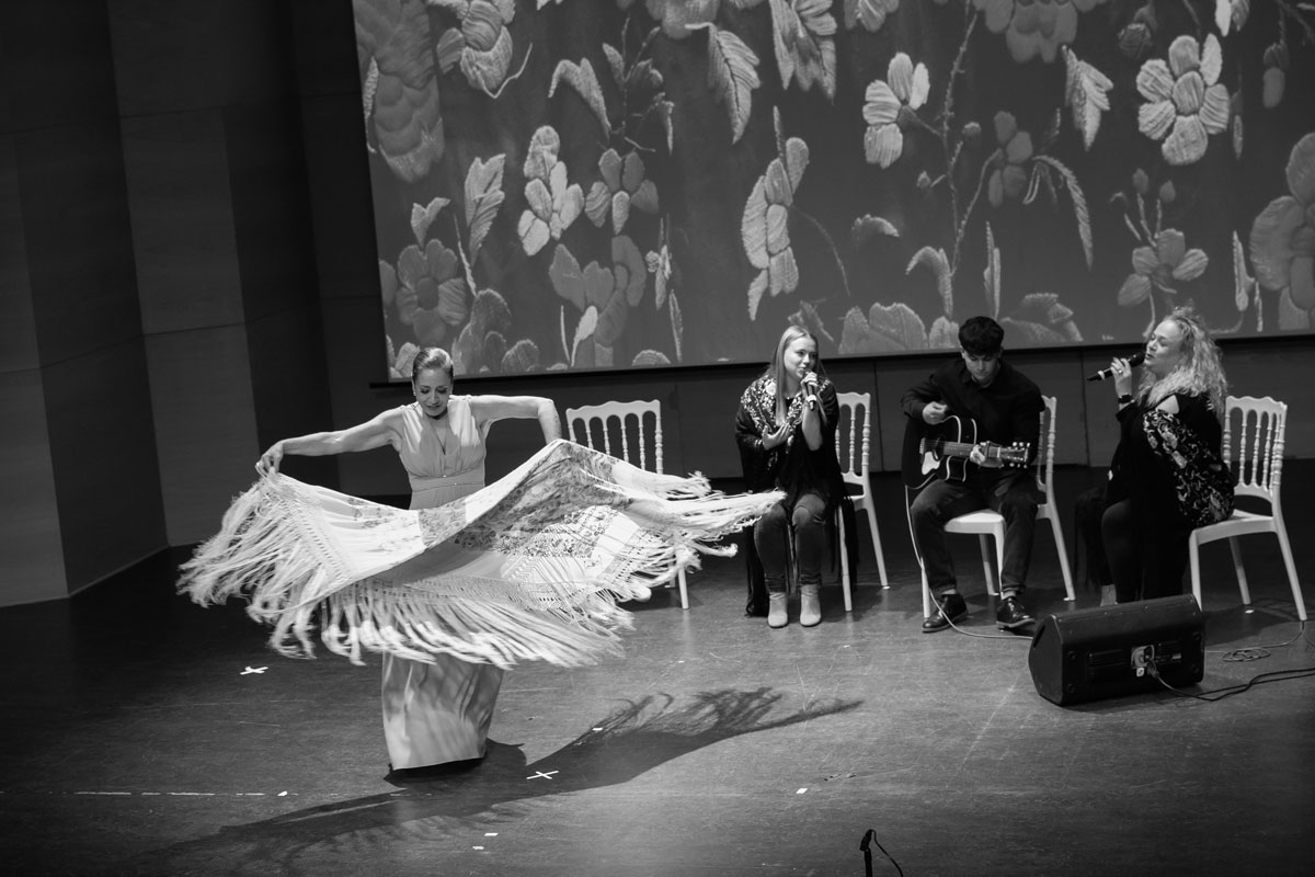 Actuación Pilar Domínguez - Pulso Música (Adriana Martín (voz), Diego Rivera (guitarra) y Elisabeth Morales (voz)