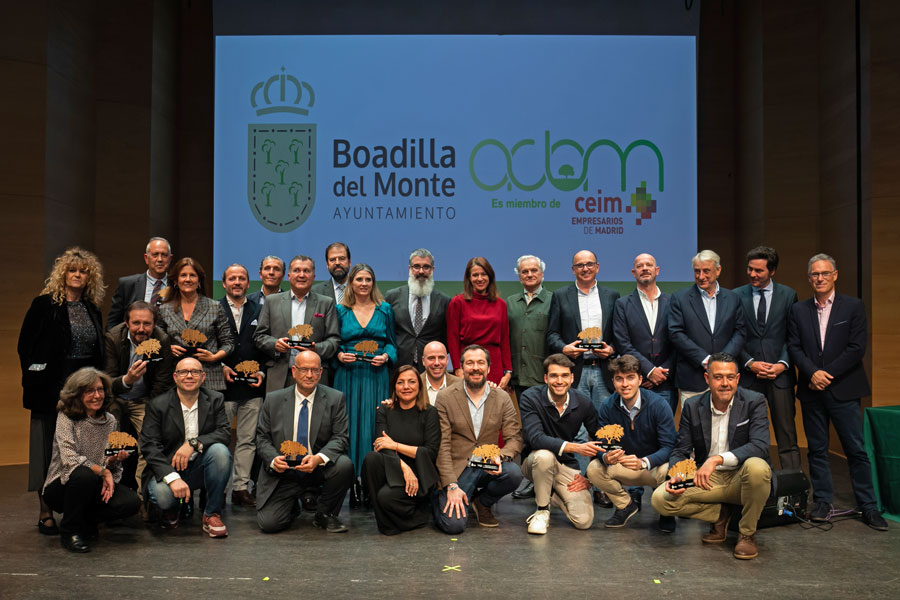 Foto de familia de los III Premios Empresariales Ayuntamiento de Boadilla y la ACBM de los premiados junto con las autoridades y organizadores.