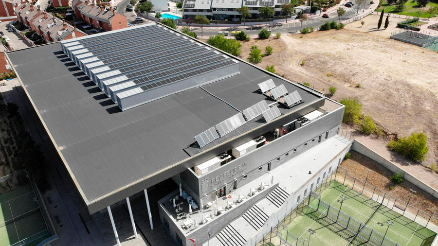 Las placas solares del pabellón deportivo Rey Felipe VI de Boadilla del Monte, operativas
