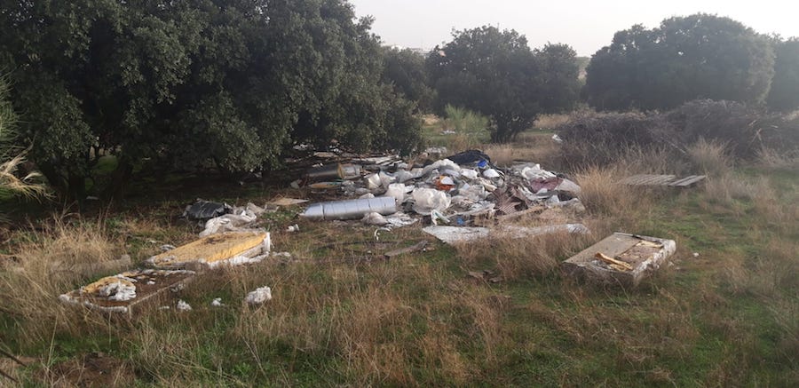 El alcalde solicita al municipio de Alcorcón que retire los residuos que se acumulan en el camino del Pradonal