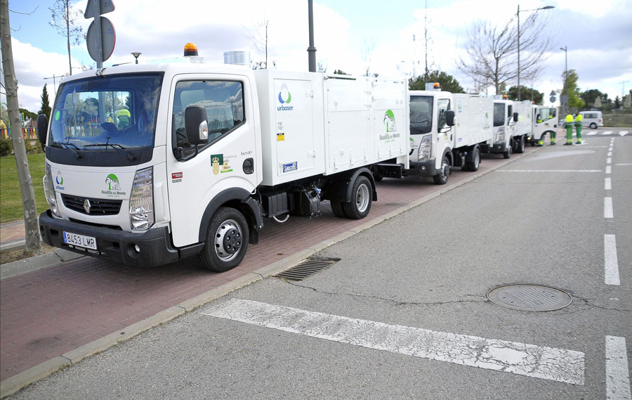 El Ayuntamiento de Boadilla del Monte ha reforzado con cuatro nuevos camiones el servicio de limpieza en los nuevos desarrollos. Vehículos que servirán para cubrir la demanda generada en estas zonas por la llegada de nuevos vecinos