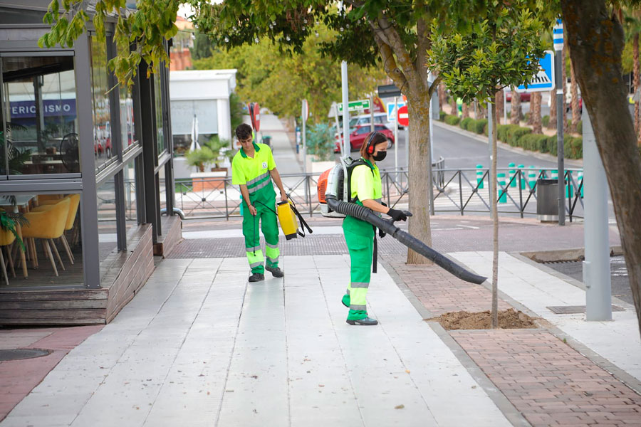 El Ayuntamiento se aplica en julio y agosto para limpiar en profundidad las calles de Boadilla del Monte