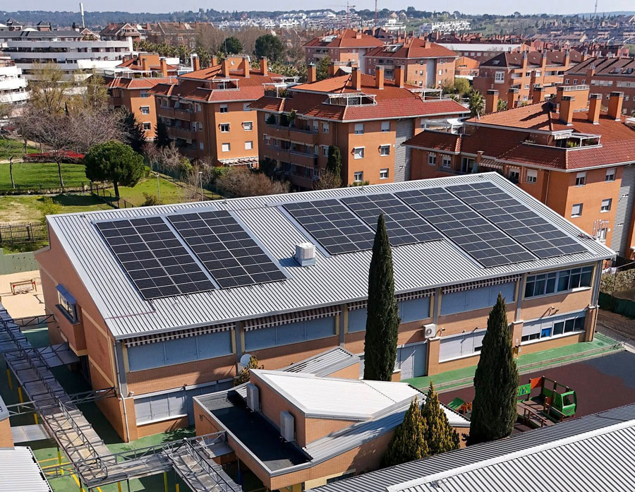Casi 300 placas fotovoltaicas instaladas en los colegios Federico García Lorca y Teresa de Berganza de Boadilla del Monte