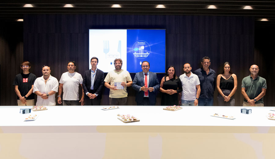 Los diez restaurantes participante de estas primeras Experiencias Boadilla y candidatos a conseguir el sello de calidad Boadilla Gastronómica. Con ellos, el alcalde de Boadilla del Monte, Javier Úbeda, entre otros.