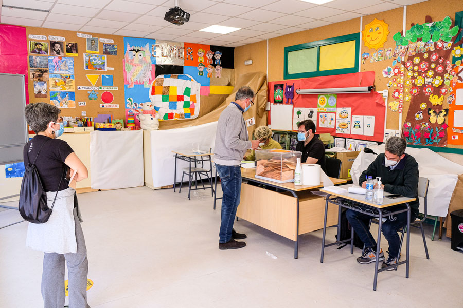 Personas esperando para votar hoy en una mesa electoral en Boadilla del Monte