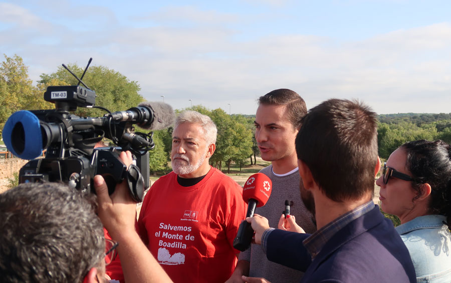 Juan Lobato encabeza el paseo en defensa del Monte de Boadilla