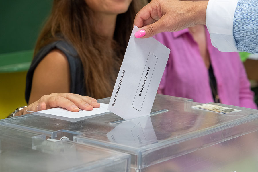 Boadilla del Monte. Una persona deposita esta mañana su voto en la urna