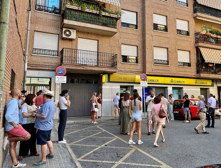 Personas esperando en la oficina de Correos de Boadilla del Monte para gestionar o emitir su voto por correo el pasado de julio