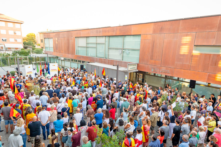 Casi 4.000 vecinos de Boadilla del Monte muestran su apoyo a Ceuta en un multitudinario acto celebrado en el municipio Casi 4.000 vecinos de Boadilla del Monte muestran su apoyo a Ceuta en un multitudinario acto celebrado en el municipio
