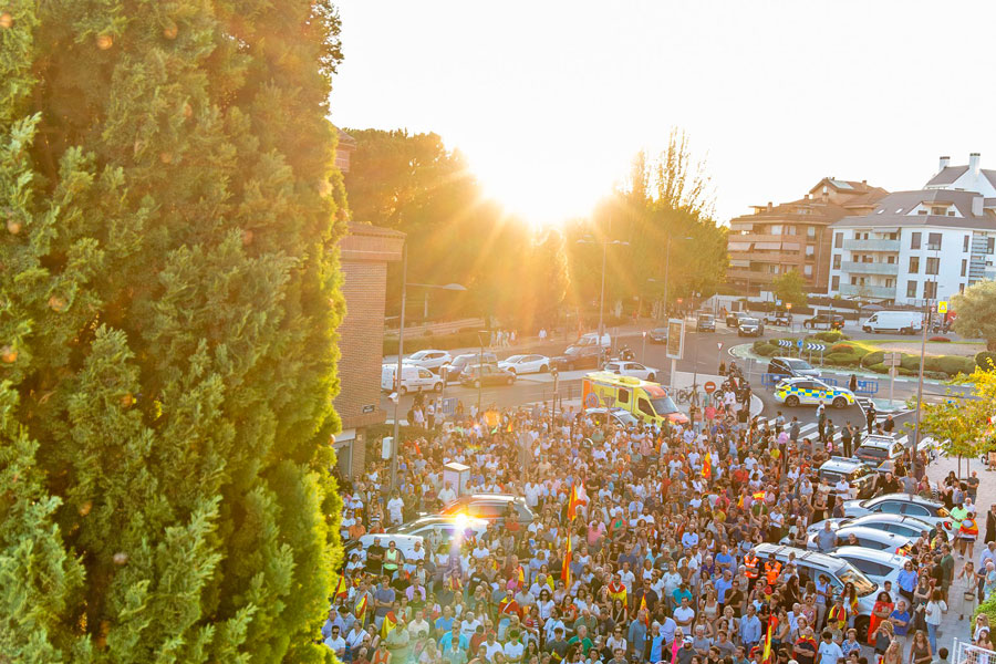 Casi 4.000 vecinos de Boadilla del Monte muestran su apoyo a Ceuta en un multitudinario acto celebrado en el municipio Casi 4.000 vecinos de Boadilla del Monte muestran su apoyo a Ceuta en un multitudinario acto celebrado en el municipio