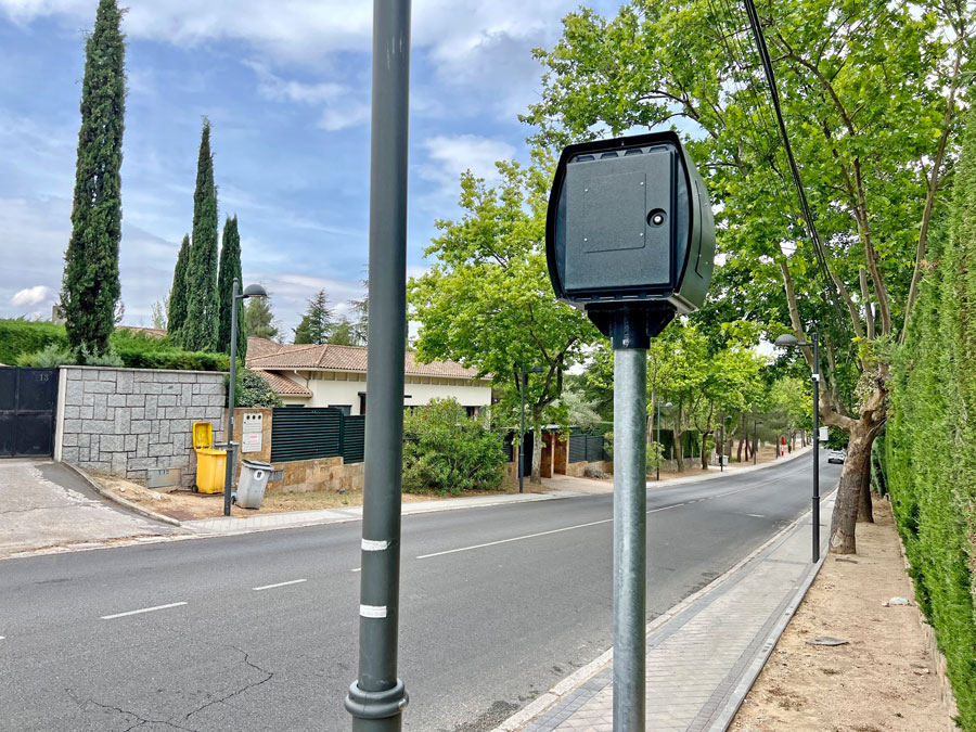 Cabina de radar de la calle Playa de Formentor, entre Bonanza y Valdecabañas, en Boadilla