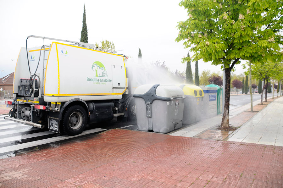 Desinfección de los contenedores de basura y las marquesinas