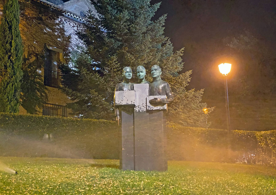Estatua en reconocimiento de los tres seminaristas ejecutados en Boadilla del Monte durante la Guerra Civil