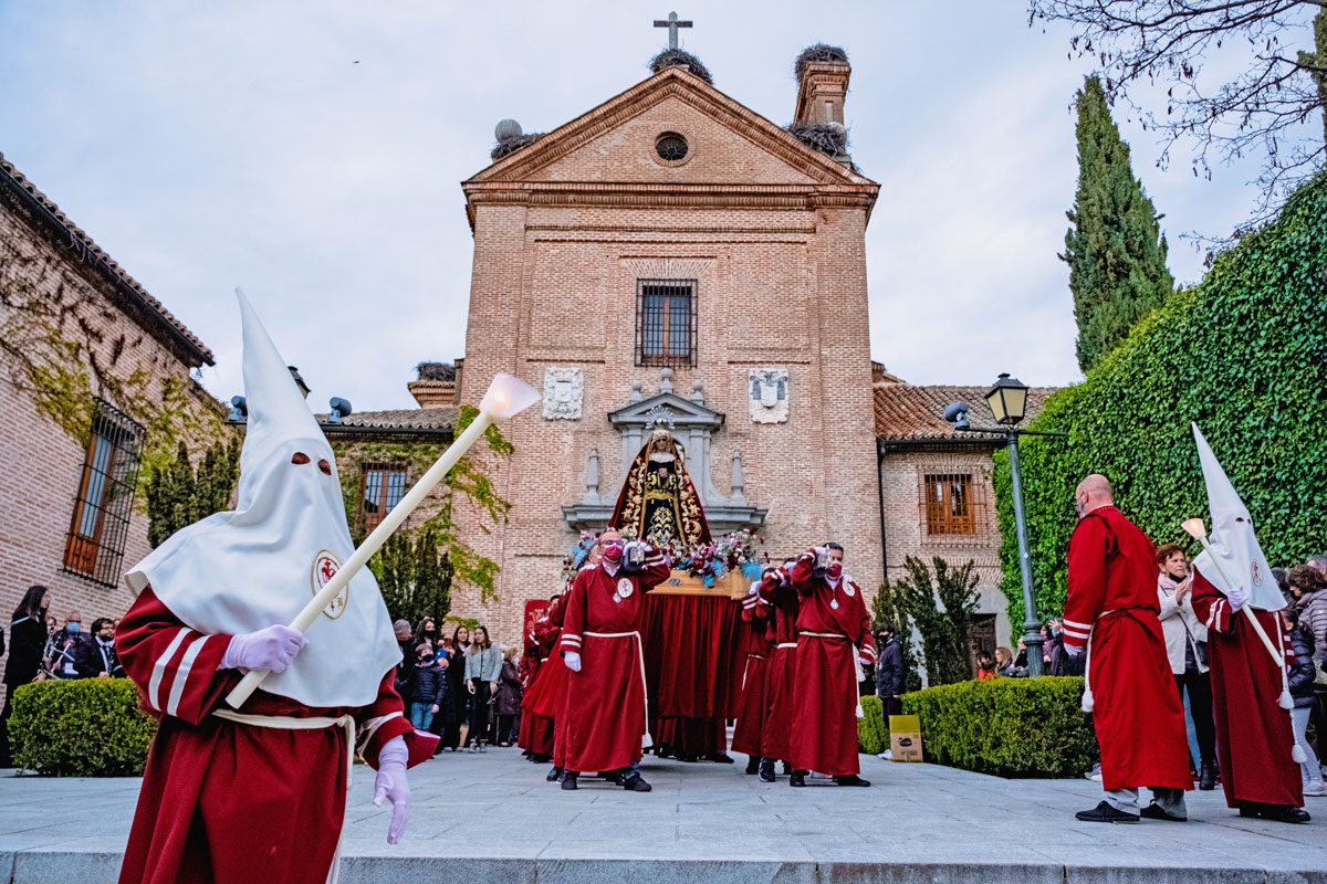 Abrirán el recorrido del paso el estandarte de la hermandad y 28 manolas con peinetas. A continuación, los nazarenos. Y tras el paso, 30 capirotes y la Banda de música Ateneo Noroeste.  Novedades