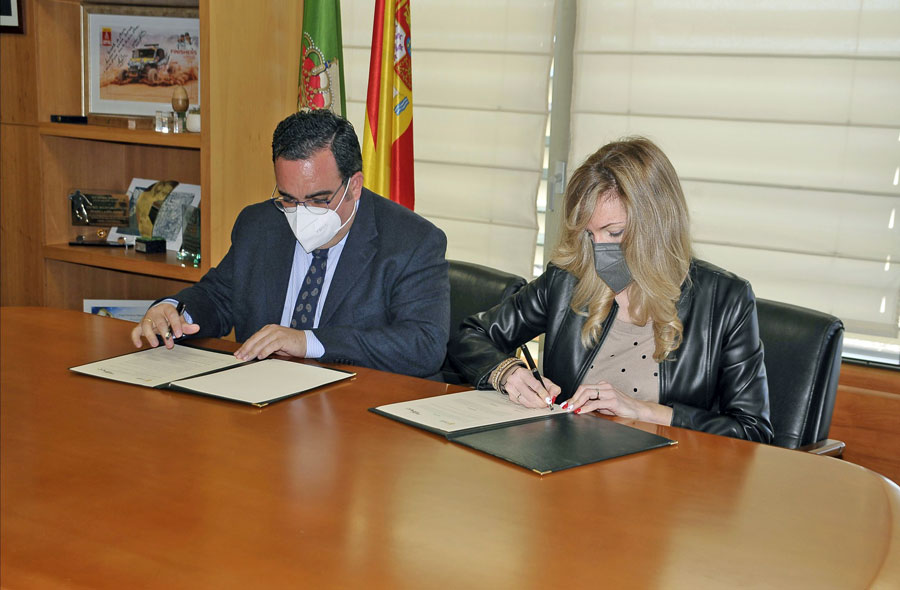 En la imagen, el alcalde de Boadilla, Javier Úbeda, firmando el convenio con la gerente de Nacarvisión