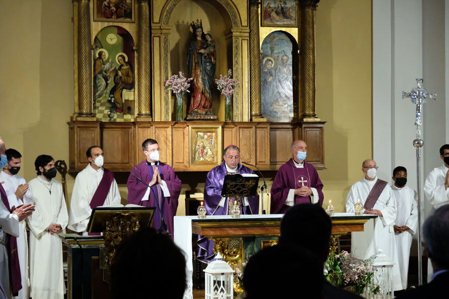 El obispo de la Diócesis de Getafe, Ginés García Beltrán, presidió ayer en Boadilla del Monte una misa funeral por la madre del párroco de la iglesia de San Cristóbal