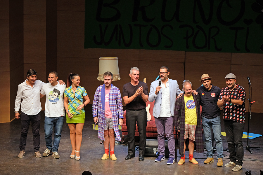 Foto de familia de los humoristas y organizadores de la VI Gala Son Risas por Bruno, celebrada ayer en Boadilla del Monte