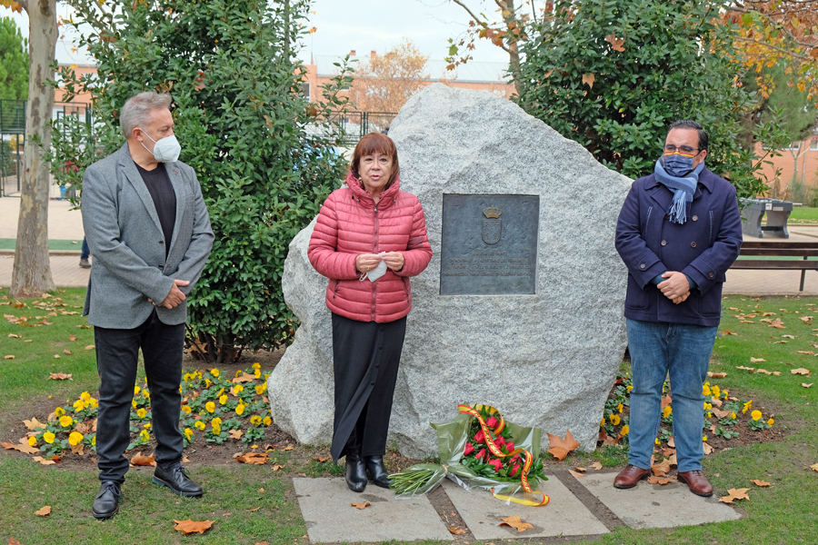 Ofrenda floral en Boadilla del Monte por Ernest Lluch en el 21 aniversario de su asesinato