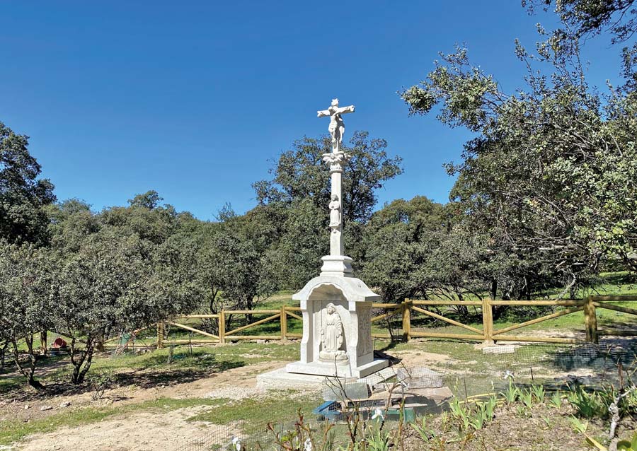 Un cruceiro junto a la ermita de la Milagrosa