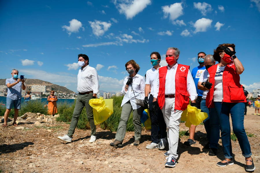 La reina Sofía se suma a la campaña contra la 'basuraleza' en Boadilla del Monte