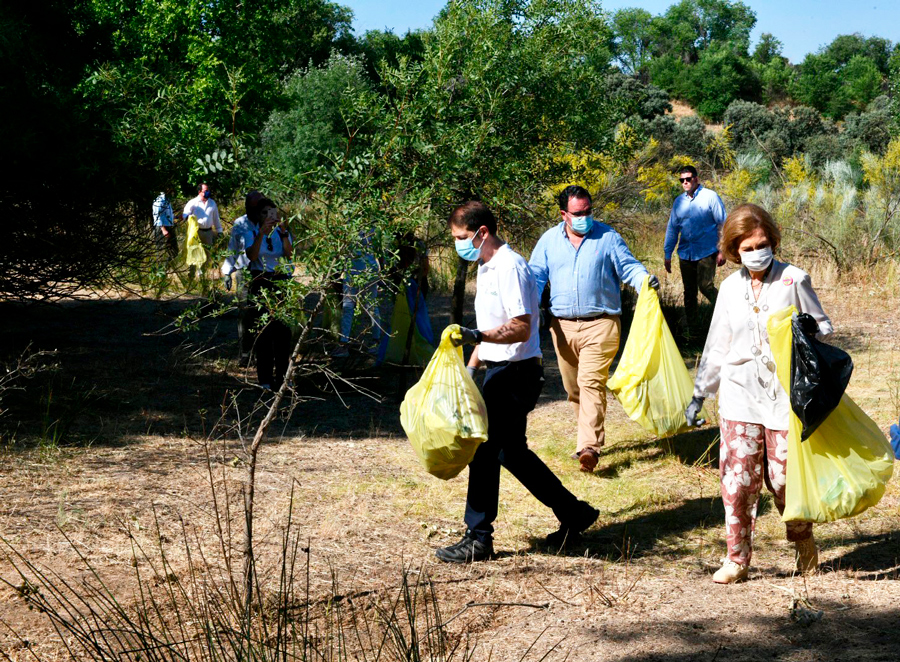 La Reina doña Sofía participó el fin de semana en la campaña de recogida de residuos del Monte de Boadilla.