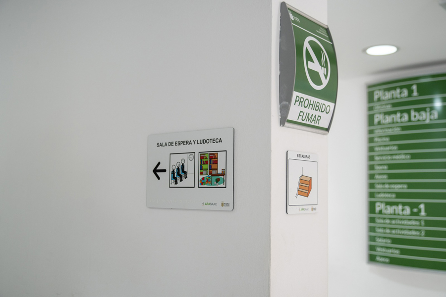 Nueva cartelería para personas con TEA y discapacidad visual en la piscina cubierta de Boadilla del Monte