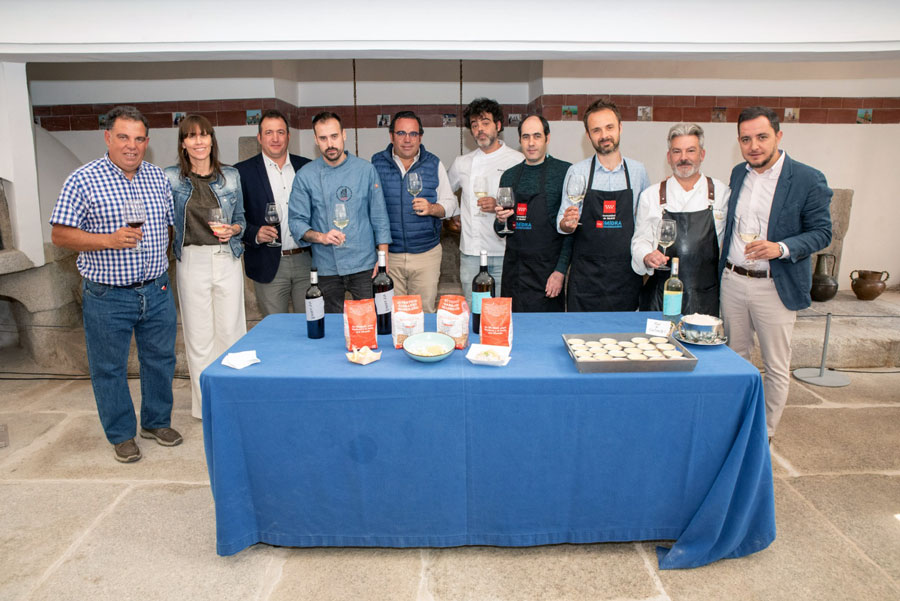 Presentación esta mañana en la cocina del Palacio del infante don Luis, en Boadilla del Monte, de la ensaladilla madrileña a los restauradores