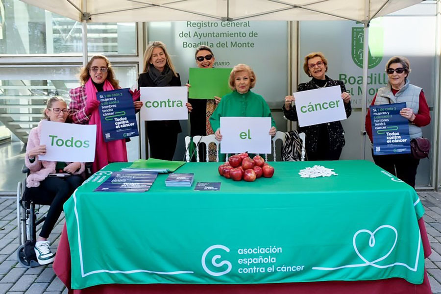 Mesa informativa en Boadilla del Monte contra el cáncer