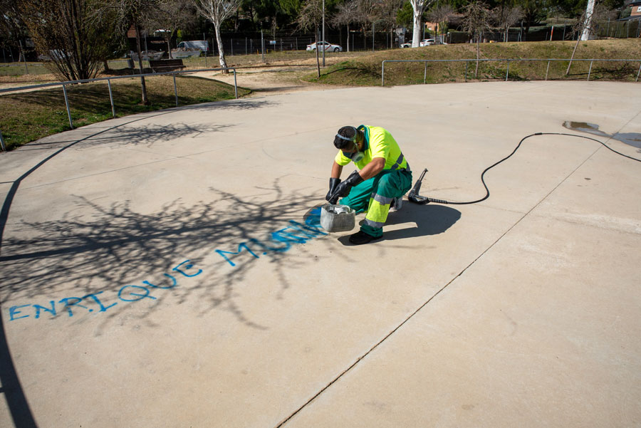 Más de 300 grafitis eliminados al mes en el primer semestre del año en Boadilla del Monte