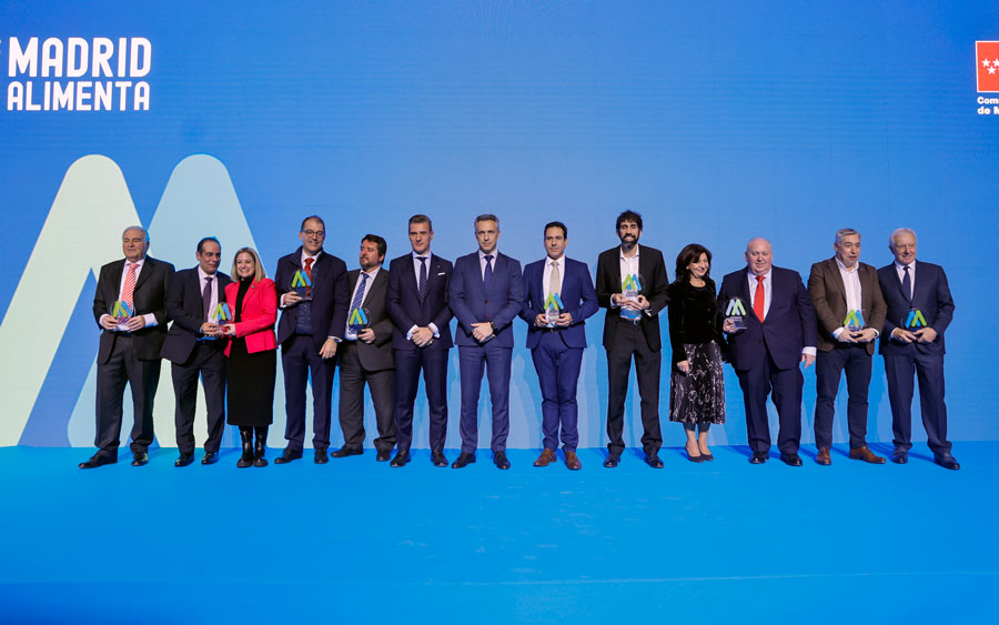 Los premiados en la IV edición los premios Alimenta Madrid 2025, con el consejero de Medio Ambiente, Agricultura e Interior de la Comunidad de Madrid, Carlos Novillo.