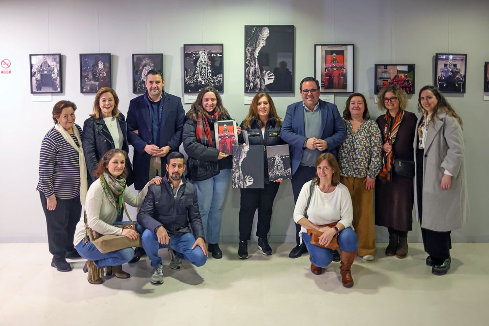 Las dos ganadoras con una copia de sus obras, con el alcalde, Javier Úbeda; la concejal de Festejos, Purificación Pizarro; y la junta directiva de la Cofradía de la Santísima Virgen de la Soledad de Boadilla del Monte