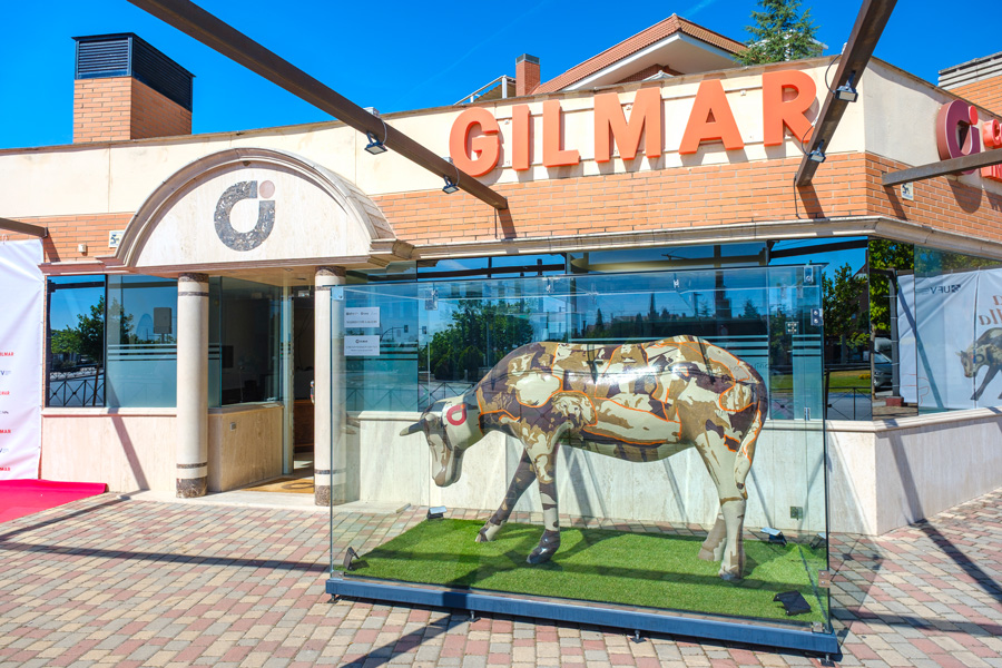 Gilmar dona a Boadilla la escultura de una vaca. Es obra del joven Lorenzo Marquina y desde el pasado 10 de junio la podemos ver frente a su oficina en Boadilla, en la glorieta de la Virgen María Gilmar dona a Boadilla la escultura de una vaca. Es obra del joven Lorenzo Marquina y desde el pasado 10 de junio la podemos ver frente a su oficina en Boadilla, en la glorieta de la Virgen María