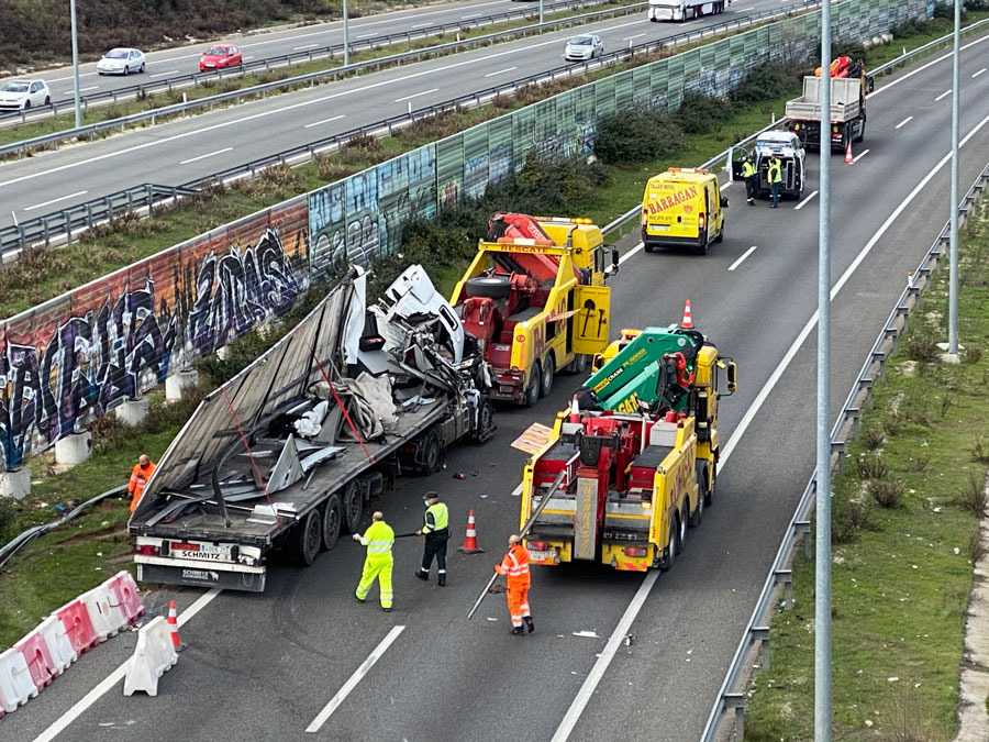 Accidente de dos camiones en la M-50 a su paso por Boadilla del Monte