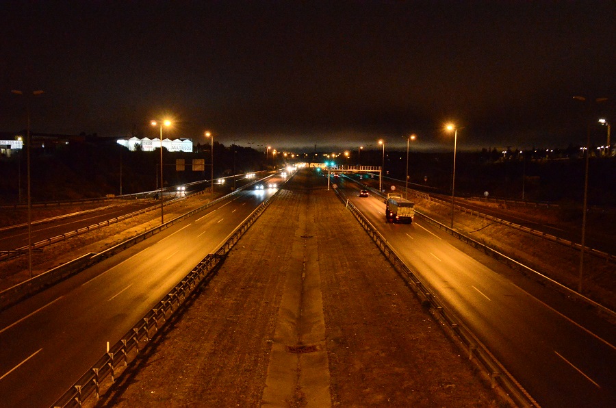 La M-50, iluminada a su paso por Boadilla.