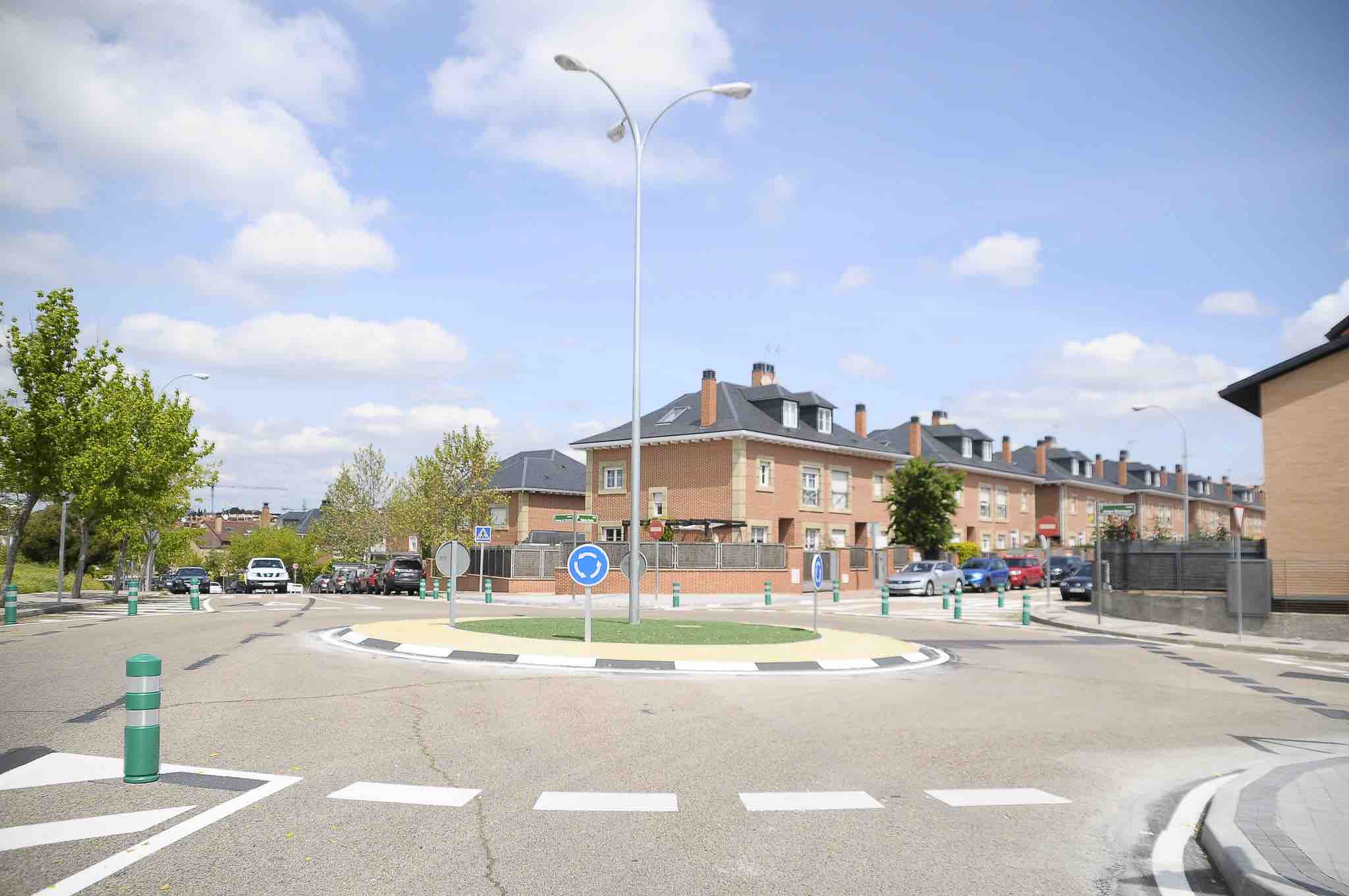 La nueva rotonda en Condesa de Chinchón con Jorge Manrique mejora la seguridad vial