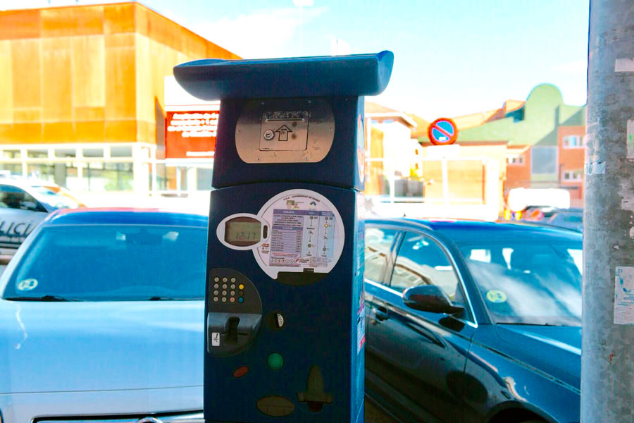 Rechazada la propuesta de Vox Boadilla para dar a los comercios tarjetas de aparcamiento en zona azul.