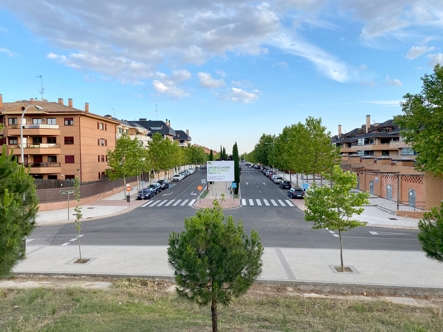 Cruce de la avenida de Isabel de Farnesio, con las calles Francisco de Goya e Isabel II donde se conectará la avenida con la M-513.