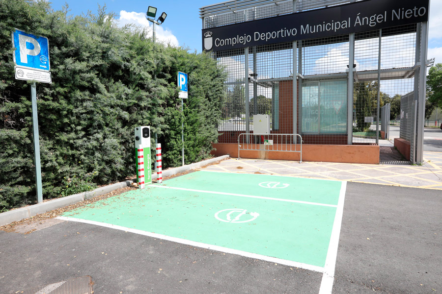 Dos nuevos puntos de carga de vehículos eléctricos en el complejo deportivo Ángel Nieto, en Boadilla del Monte