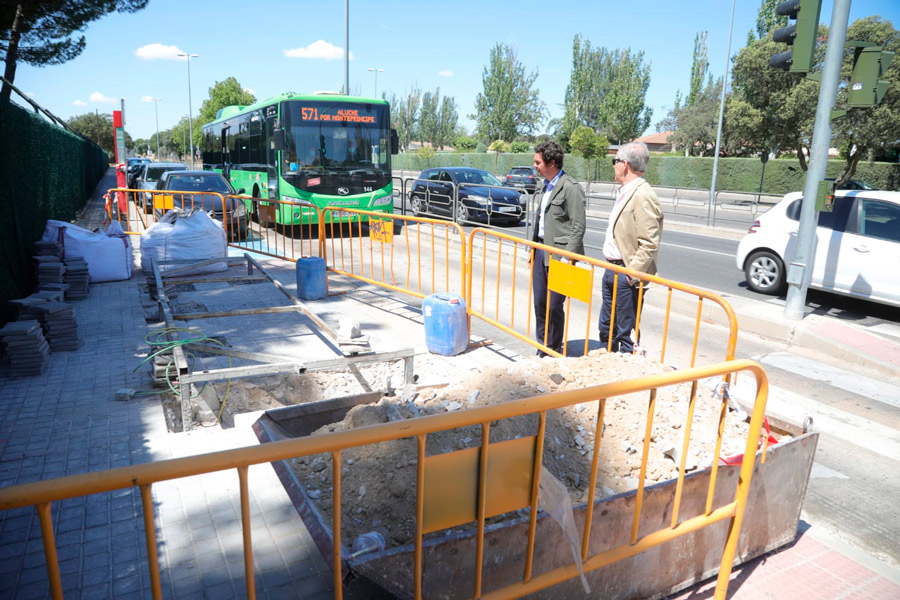 Las marquesinas de las paradas de autobús se renuevan en Boadilla
