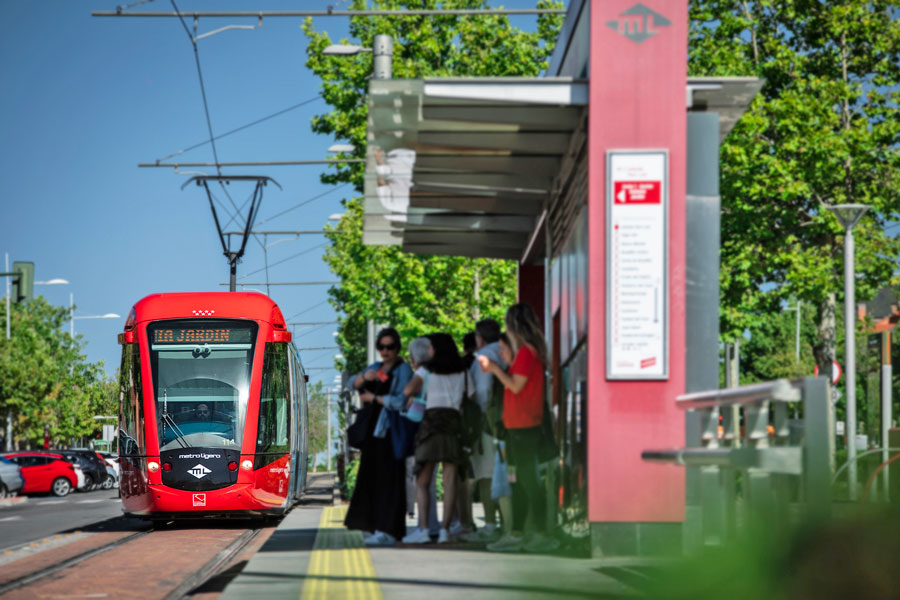 Parada de Metro Ligero y usuarios en Boadilla del Monte (Madrid).