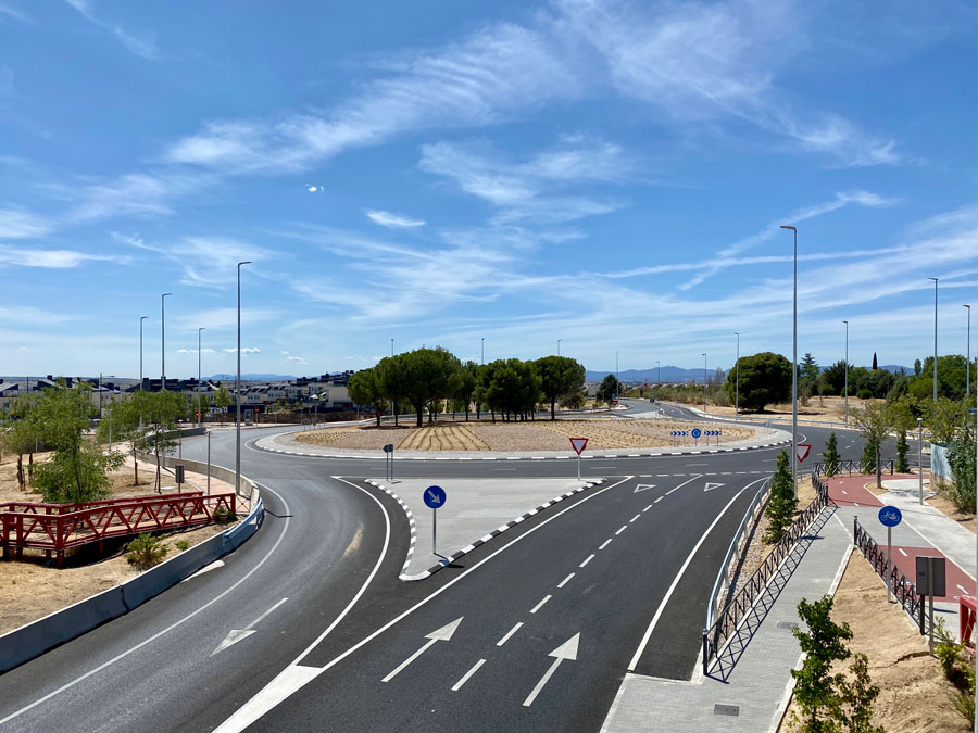 Rotonda en la M-513 a su paso por Boadilla del Monte a la altura de la urbanización Olivar de Mirabal.