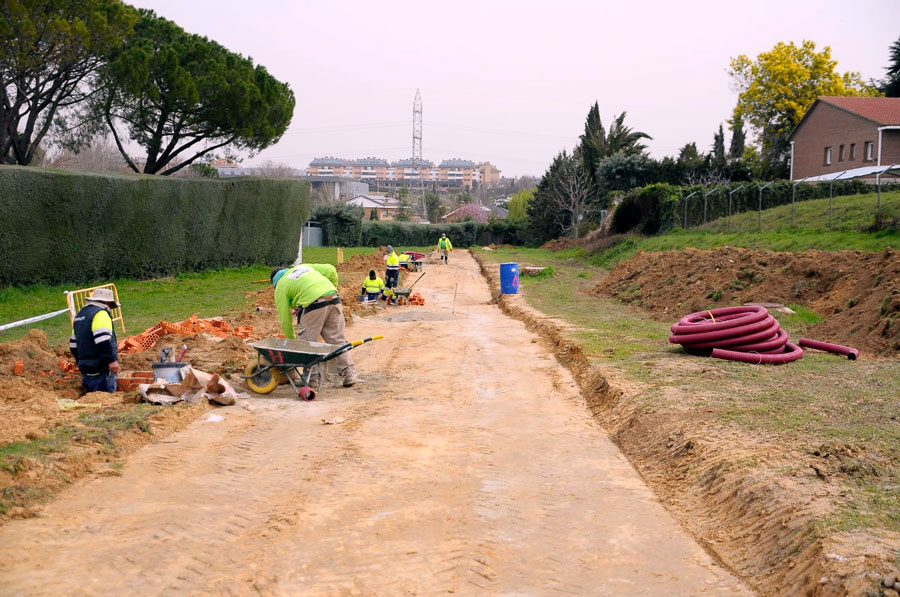 Obras de construcción de la nueva senda de coexistencia para peatones y ciclistas que unirá La Cárcava y Viñas Viejas