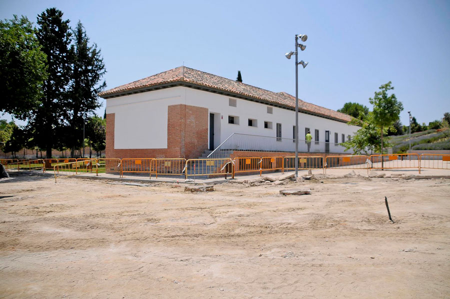 Avanzan los trabajos de mejora que estos días acomete el Ayuntamiento de Boadilla del Monte en el aparcamiento junto al Aula Medioambiental