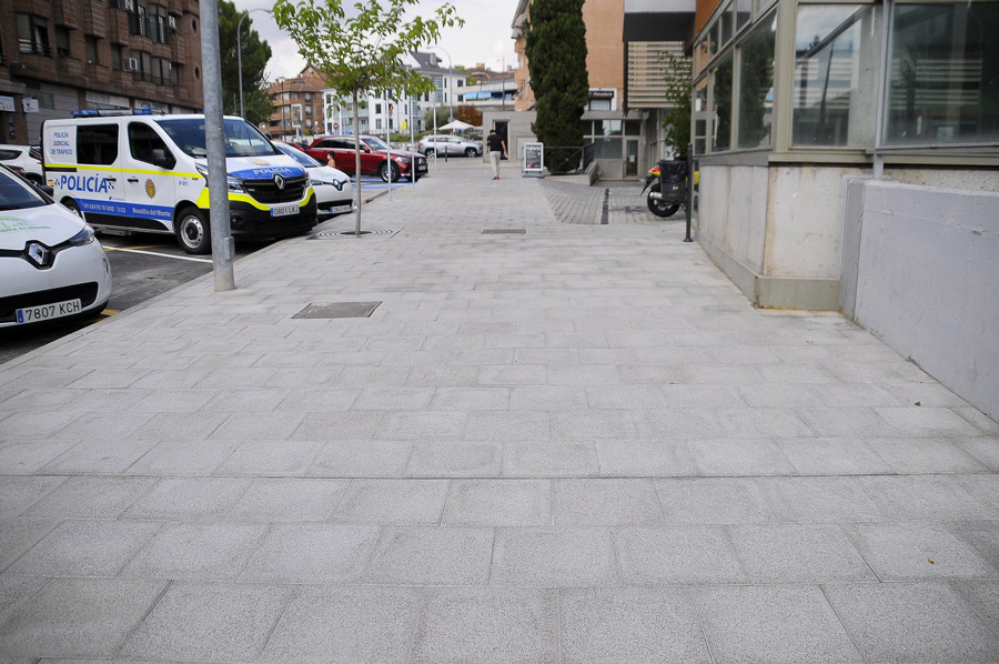 Finalizan las obras de remodelación en el aparcamiento y acera de la calle Juan Carlos I de Boadilla del Monte
