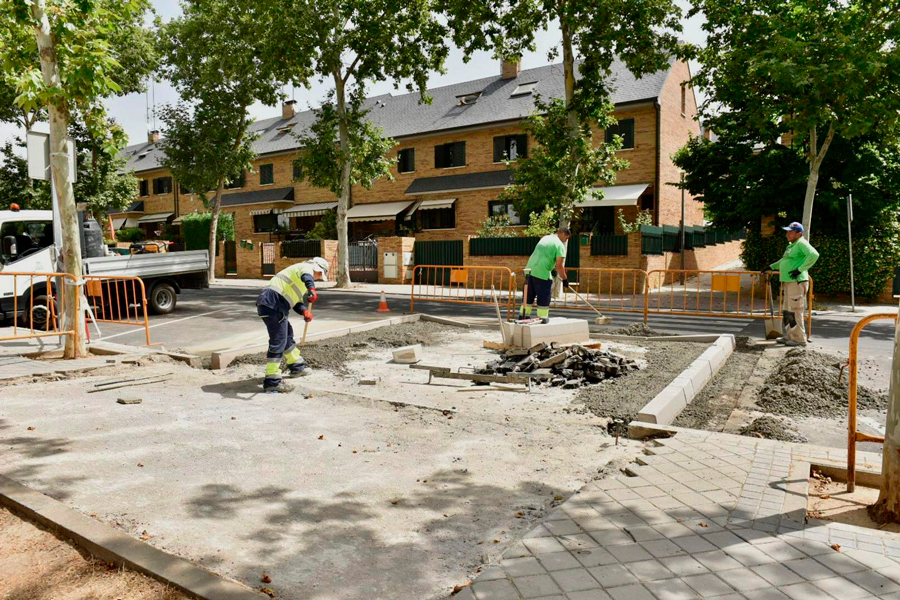 Obras de mejora en las aceras en la calle Manuel de Falla de Boadilla del Monte