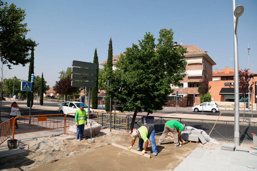 En marcha el cambio de pavimento en la acera de Nuevo Mundo de Boadilla del Monte